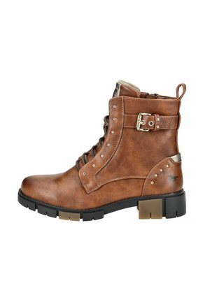 Bottine en cuir marron à bout rond, avec un laçage à l'avant, une boucle décorative, des accents cloutés et une épaisse semelle noire.