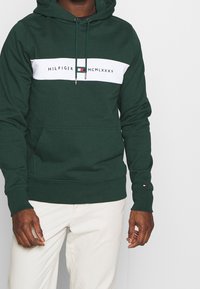 Tommy Hilfiger Felpa con cappuccio - dark green