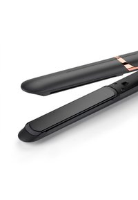 Plancha de pelo negra y rosa dorado con placas cerámicas lisas, parcialmente abierta sobre un fondo blanco.