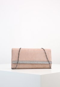 Clutch in suede rosa pallido con catena in tono argento e una striscia decorativa di strass sul davanti. Forma rettangolare.