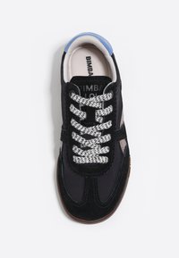 Schwarze Wildleder- und Textilsneaker mit gemusterten grauen und schwarzen Schnürsenkeln, hellblauem Fersenpatch und markiertem Innensohle. Runde Zehenpartie und Gummisohle.