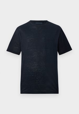 Schwarzes T-Shirt mit kurzen Ärmeln und Rundhalsausschnitt, mit einer einzelnen Brusttasche, auf weißem Hintergrund dargestellt.