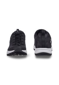 Czarne buty sportowe z teksturowaną cholewką i gładkim noskiem. Zawierają sznurowadła, pętelkę na pięcie oraz białą podeszwę z wzorem antypoślizgowym.