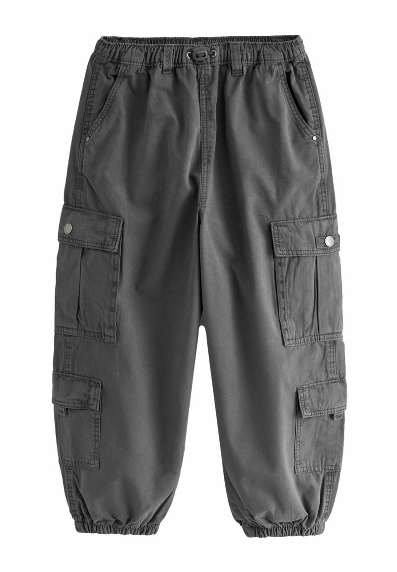Pantalon cargo gris foncé avec taille et poignets élastiques, doté de quatre poches à rabat avec fermetures pression sur les deux jambes.