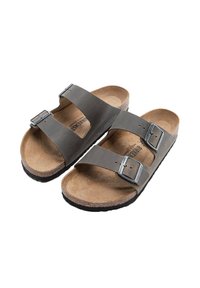 Grå tvåremmade sandaler med metallspännen, korkfotbädd och texturerad svart gummiyttersula, med en naturlig läderfinish.