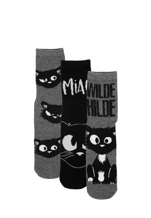 Drei Paar graue und schwarze Socken mit schwarzen Katzengesichtern und den Worten "MIAU" und "WILDE HILDE" in fettem Text.