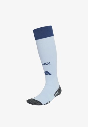 Hellblaue knielange Socke mit dunkelblauem Bündchen, dunkelgrauer Spitze und Ferse und dem Text „AJAX“ mit einem dreieckigen Logo in der Mitte.
