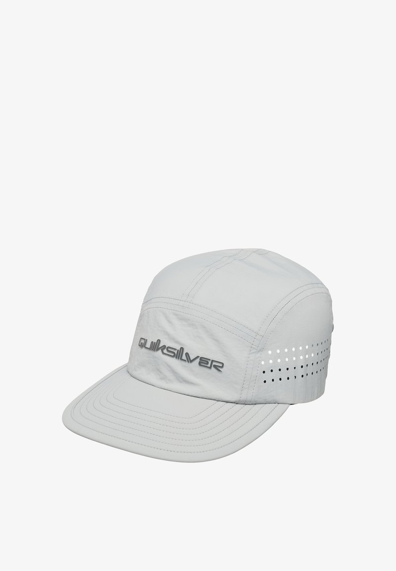 Casquette gris clair en matériau respirant, dotée d'une visière courbée, de panneaux cousus et d'accents perforés. Logo "Quiksilver" affiché de manière visible.