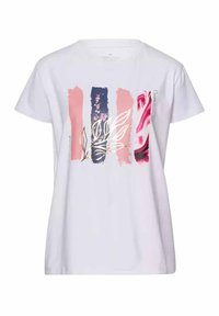 Biała koszulka z krótkim rękawem z nadrukiem przedstawiającym kolorowe pionowe paski w odcieniach różu, granatu i wzorów kwiatowych, ozdobiona złotymi akcentami.