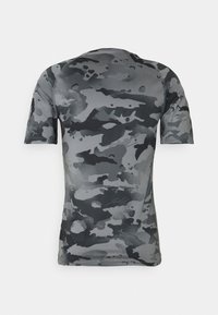 Tröja med kort ärm i grå camouflage-mönster, tillverkad av lätt, elastisk tyg med en slät yta och rund halsringning.