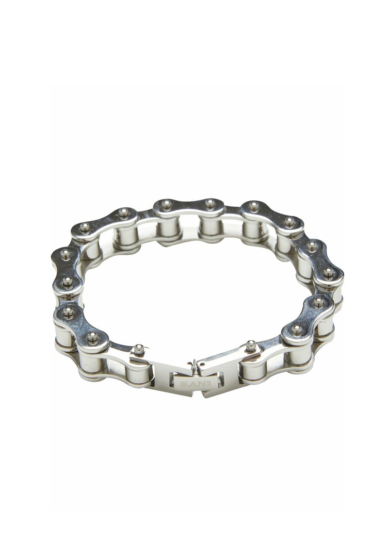 Metalarmbånd lavet af rustfrit stål i sølv, prydet med et kædeleddesign med polerede accenter og en lås mærket "KANI."