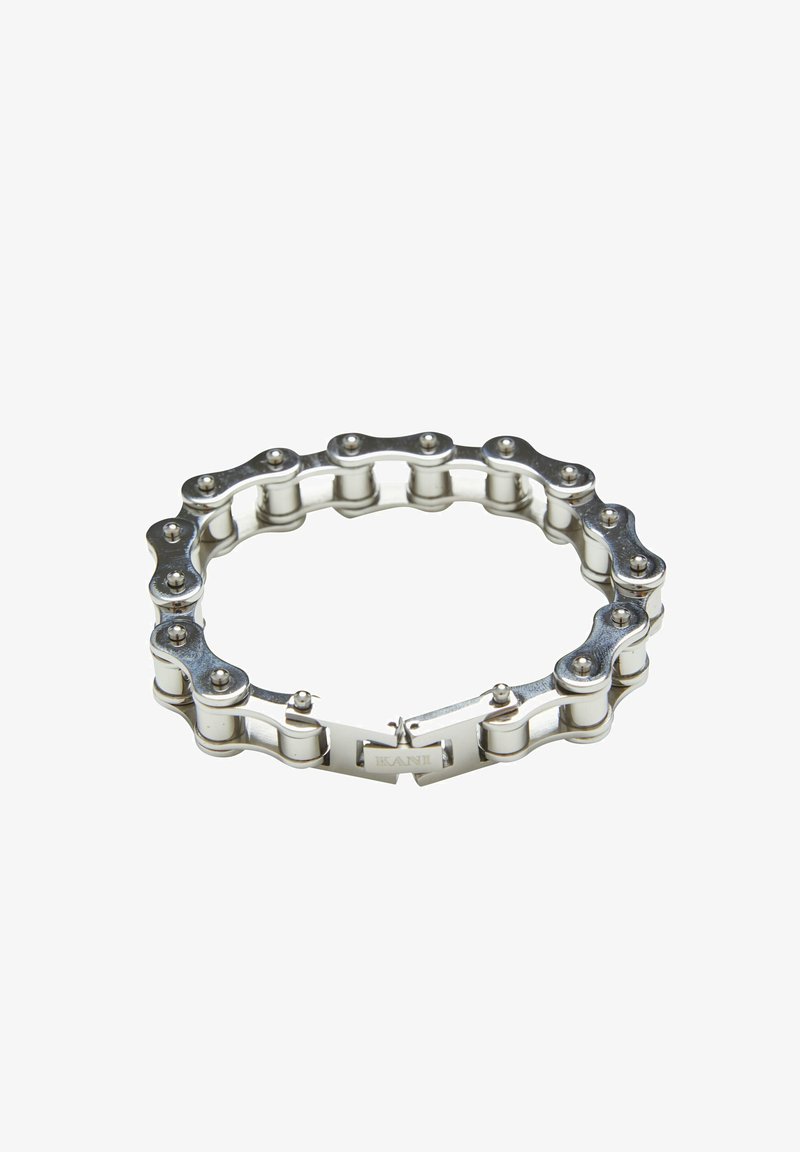 Bracciale in metallo realizzato in acciaio inox argentato, caratterizzato da un design a catena con accenti lucidi e una chiusura con la scritta "KANI."