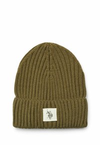 Berretto a maglia di colore verde oliva con una texture a coste. Presenta un risvolto e un piccolo badge bianco con un design nella parte anteriore.