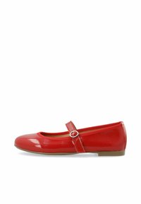 Pantofle plate din piele patent roșie, cu vârful rotund, o curea decorativă cu o cataramă circulară și un finisaj neted, lucios.