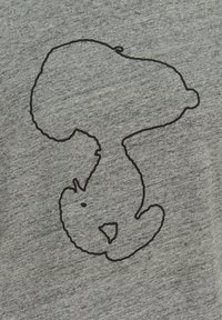 Graues T-Shirt mit einem schwarzen Umriss eines Cartoon-Charakters, der deutlich glatte Linien und minimale Details zeigt.