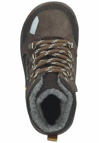Stivaletto in suede marrone con fodera in pile grigia, occhielli metallici e lacci testurizzati in marrone e crema. Punta arrotondata e linguetta per facilitare l'indossamento.