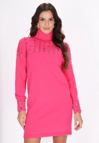 Fuchsia sweaterjurk met hoge nek, versierd met kleurrijke strasssteentjes op de mouwen en de borst, met lange mouwen en geribbelde onderkant.