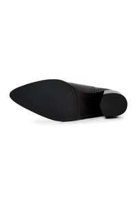 Semelle de chaussure noire à talons aiguilles avec une forme de chaussure pointue. Surface en caoutchouc texturée pour une meilleure adhérence, talon plat pour la stabilité, et design élégant.