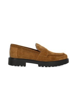 Mocassino in camoscio marrone con suola in gomma nera spessa e una fascia larga sulla tomaia, mostrato di profilo su sfondo bianco.