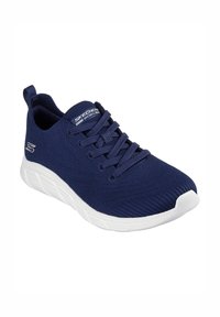Marineblaue Sport-Schuhe mit einem strukturierten Strick-Obermaterial, weißer gepolsterter Sohle, abgerundetem Zeh und Schnürdesign. Logo auf der Zunge.