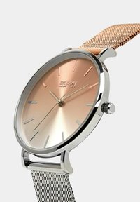 Silberfarbene Metall-Uhr mit Zifferblatt in Roségold-Gradient, minimalen Stundenmarkierungen und einem silbernen Mesh-Armband. Verfügt über ein rundes Gehäuse und eine Krone.