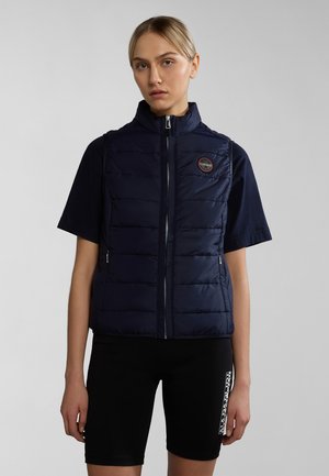 Marine geïsoleerd vest met een hoge kraag, gestikte patroon, rits aan de voorkant en logo patch. Gecombineerd met een zwart top en shorts.