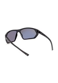 Occhiali da sole sportivi neri con un design elegante, lenti curve e una montatura testurizzata; presentano lenti grigie sfumate e stanghette sottili.