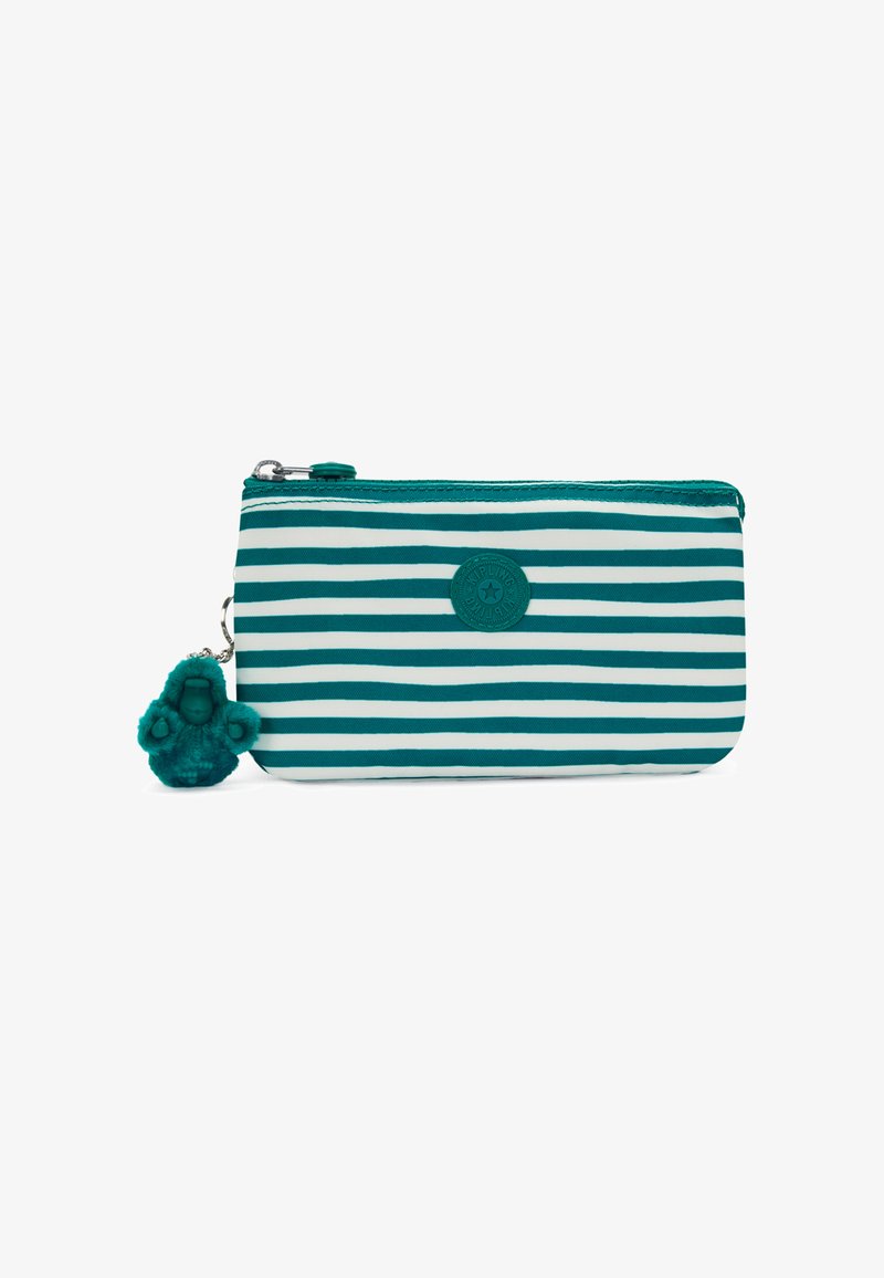 Pochette rayée bleu sarcelle et blanche en tissu durable, dotée d'une fermeture éclair et d'un porte-clés singe en fourrure attaché au zip.