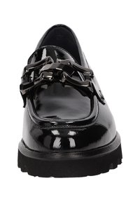 Schwarze Lacklederschlappen mit einem breiten, glänzenden Riemen und Kettendetail. Texturierte Sohle mit erhöhten Kanten für besseren Halt. Glatte Innenauskleidung.