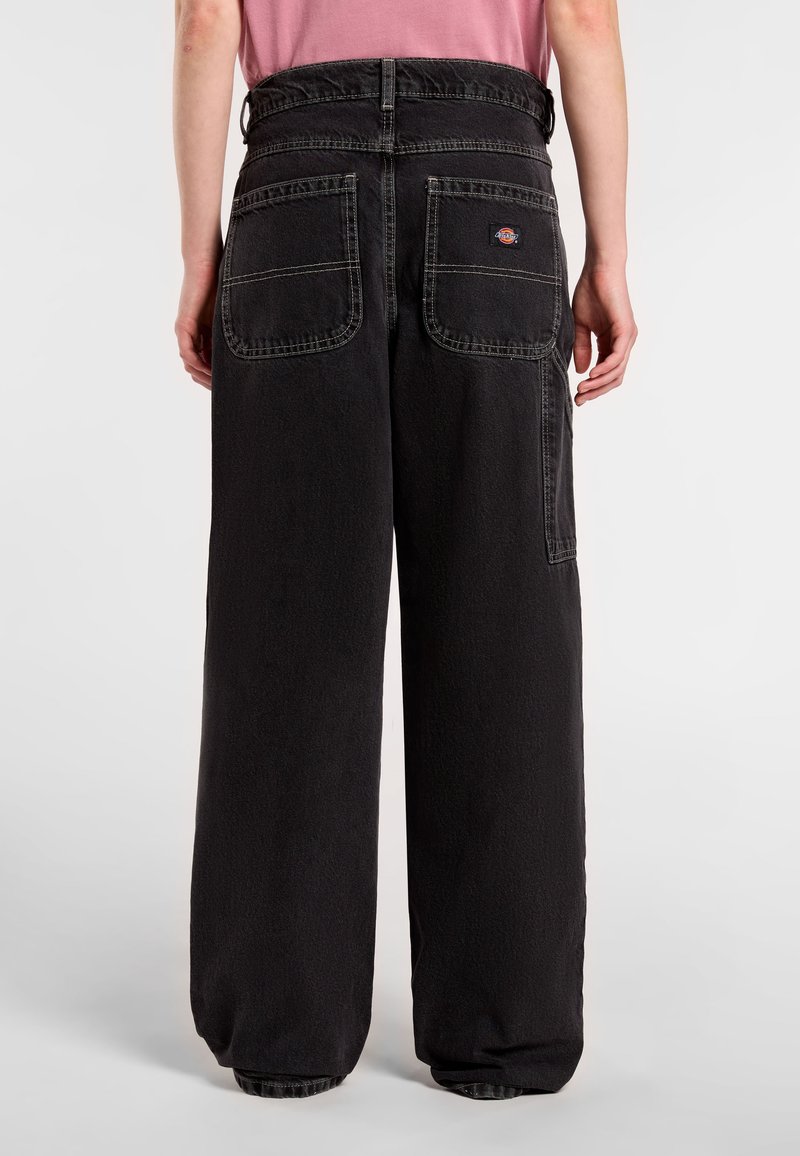 Pantaloni larghi in denim nero con vita alta, dotati di due tasche posteriori e cuciture a contrasto discrete. Tessuto morbido e vestibilità rilassata.