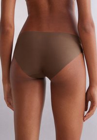 Braunes nahtloses Unterwäsche mit glatter Textur und mittelhohem Design, ausgestattet mit einem breiten Bund und minimaler Abdeckung hinten.