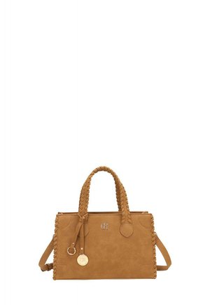 Sac à main en daim couleur fauve avec des poignées tressées, une bandoulière amovible, un logo doré, et un charm décoratif en or suspendu à une poignée.