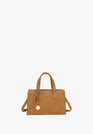 Sac à main en daim couleur fauve avec des poignées tressées, une bandoulière amovible, un logo doré, et un charm décoratif en or suspendu à une poignée.