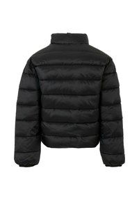 Czarna kurtka puchowa z wysokim kołnierzem. Posiada pikowany wzór z równomiernie rozmieszczonymi poziomymi sekcjami. Elastyczne mankiety oraz luźny krój.