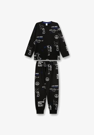 Schwarzes Schlafanzugset bestehend aus einem langärmeligen Oberteil und Hose. Bedruckt mit weißen und blauen Grafiken, darunter Figuren, Texte und Friedenssymbole. Weicher Stoff.