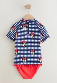 Kąpielówka z krótkim rękawem w niebiesko-białą kratkę z motywem twarzy Myszki Minnie oraz czerwonymi kokardkami, z dołem w czerwone falbany.