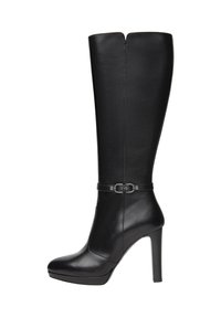 Bottes noires jusqu'aux genoux en cuir lisse, au design épuré, avec un talon haut et une sangle décorative à la cheville agrémentée d'une boucle.