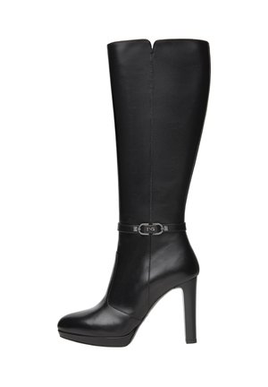 Botas negras hasta la rodilla, hechas de cuero suave, con un diseño elegante, tacón alto y una correa decorativa en el tobillo con un detalle de hebilla.