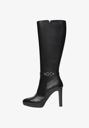 Botas negras hasta la rodilla, hechas de cuero suave, con un diseño elegante, tacón alto y una correa decorativa en el tobillo con un detalle de hebilla.