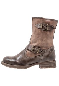 Brun läderankelboots med två dekorativa remmar och metallspännen. Lätt texturerad ovandel, rund tå och en staplad klack.