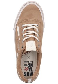 Sneaker con tomaia in suede beige, lacci bianchi e suola in gomma. Presenta il marchio sul lato e una soletta imbottita con dettagli stampati.