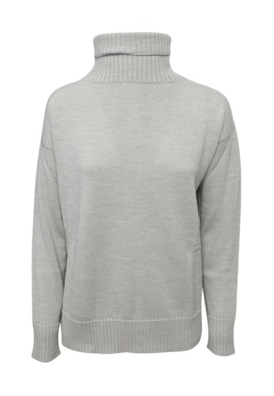 Maglione a collo alto oversized di colore grigio chiaro, realizzato in un morbido filato testurizzato. Presenta spalle cadenti e orli e polsini a coste per un tocco di dettaglio in più.