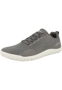 Grauer Sportschuh mit einem atmungsaktiven Mesh-Obermaterial, strukturierten Akzenten und einer weißen Gummisohle mit dreieckigen Traktionsmustern.
