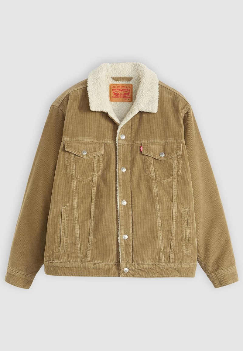 Chaqueta de pana marrón con un collar de borreguito sintético color crema. Presenta dos bolsillos en el pecho, cierre de botones y detalles de costura vertical.