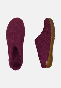 Chaussons en feutre violets avec un design à coupe basse, un bout rond et une semelle en caoutchouc. Tige texturée et intérieur lisse pour le confort.