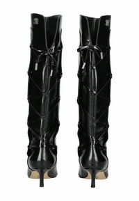 Schwarze Lackleder kniehohe Stiefel mit spitzem Zehen, Stiletto-Absatz und Kreuzschnürung mit metallischen Akzenten.
