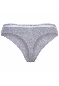 Grå bomullsbikiniunderkläder med en vit elastisk midjeband som har ett repetitivt logomönster längs toppen. Slät, elastisk textur.
