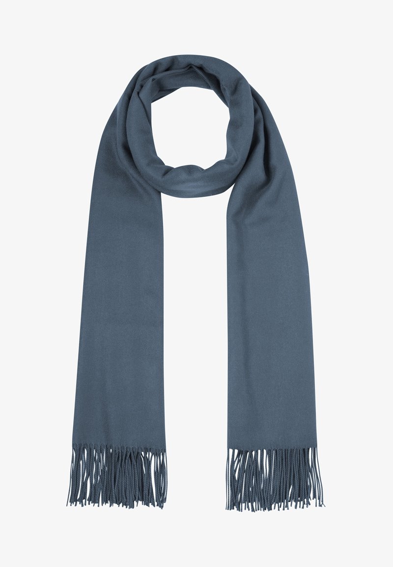 Écharpe bleue douce avec de longues franges aux deux extrémités, pliée en boucle, présentée sur fond blanc.