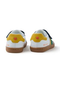 Zapatillas blancas con acentos en azul marino y amarillo, suela de goma marrón, marca en la parte trasera y el texto "QUE TENGAS UN BUEN DÍA" en naranja en el lateral.