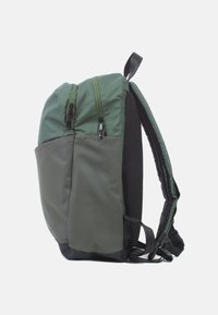 Grüner Rucksack mit zwei Reißverschlussfächern, strukturiertem Stoff, gepolsterter Mesh-Rückseite, verstellbaren Trägern und einem uni-farbenen unteren Bereich.